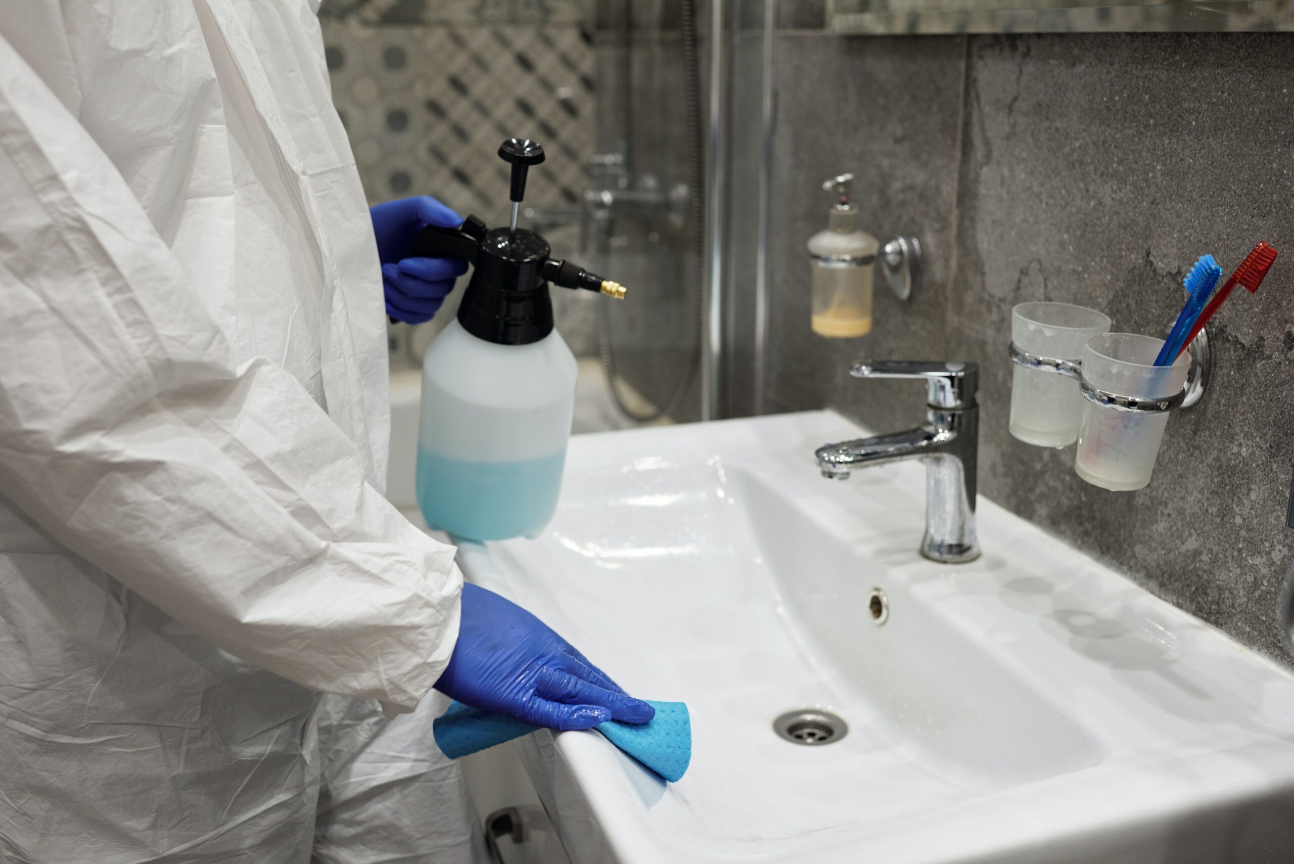 Bilden visar sanering med saneringsvätska för mögelsanering eller luktsanering med miljömärkta kemprodukter