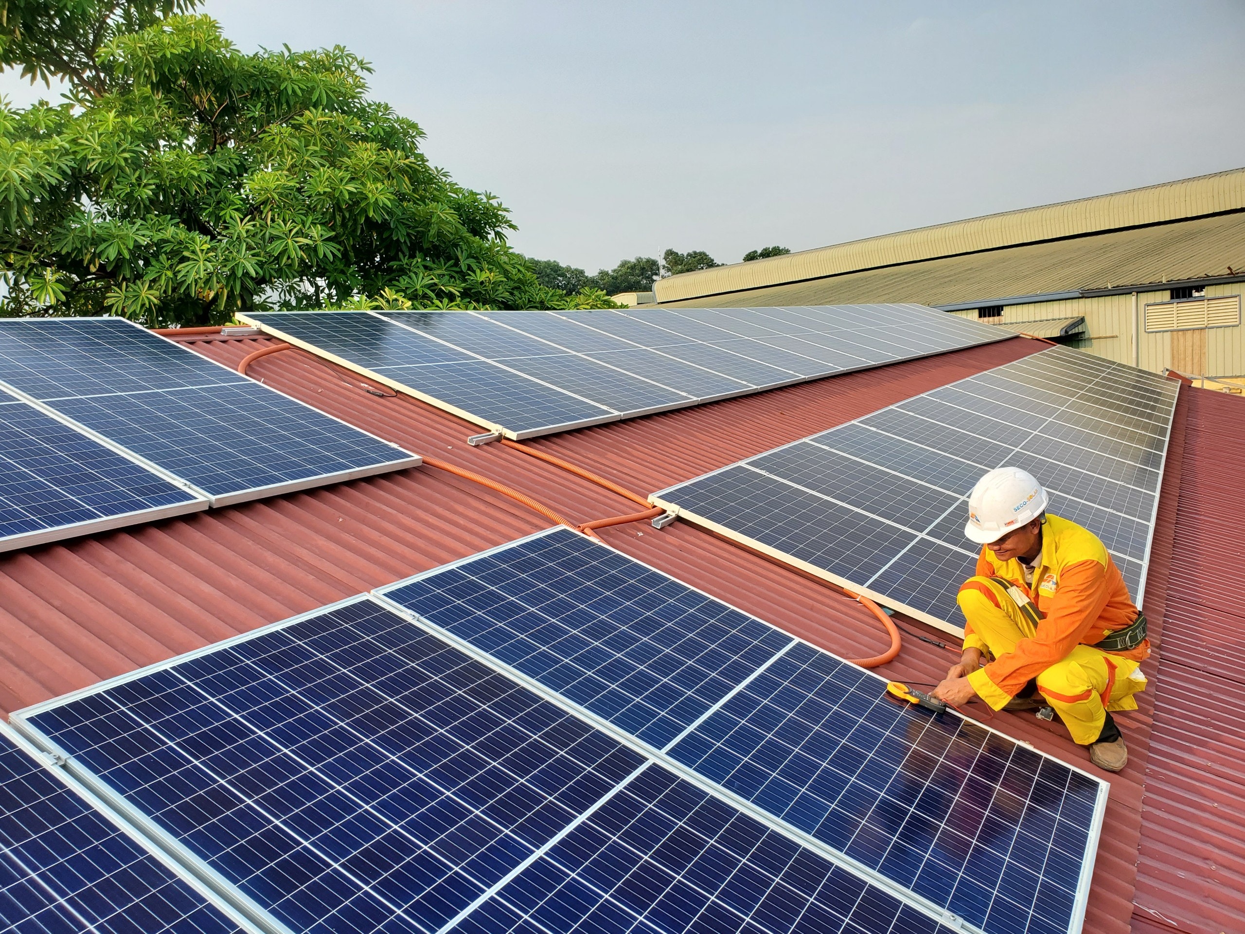 Bilden visar en solcells installtion. Med erfaren takläggare kan du utföra takbyte och installera solceller samtidigt hos exempelvis takbytenivast.se finns massor med inspiration.