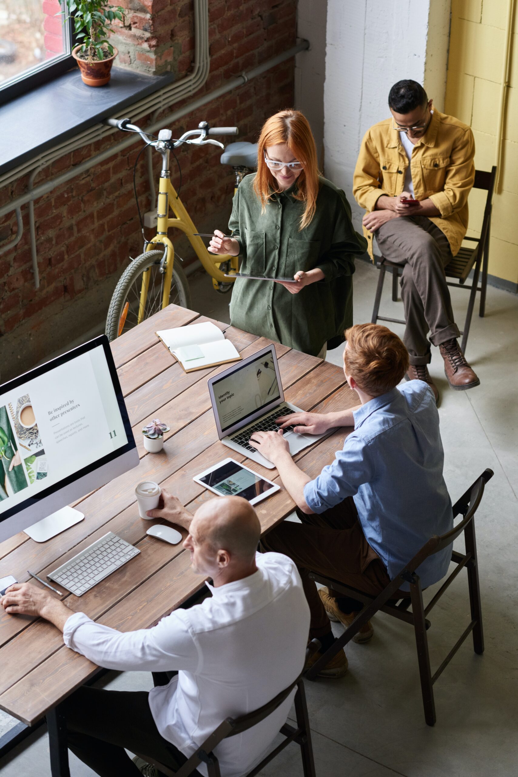 Bilden visar en grupp med personer på ett modernt kontor. Du hittar praktiska kontorsprodukter och kontorsmaterial online..