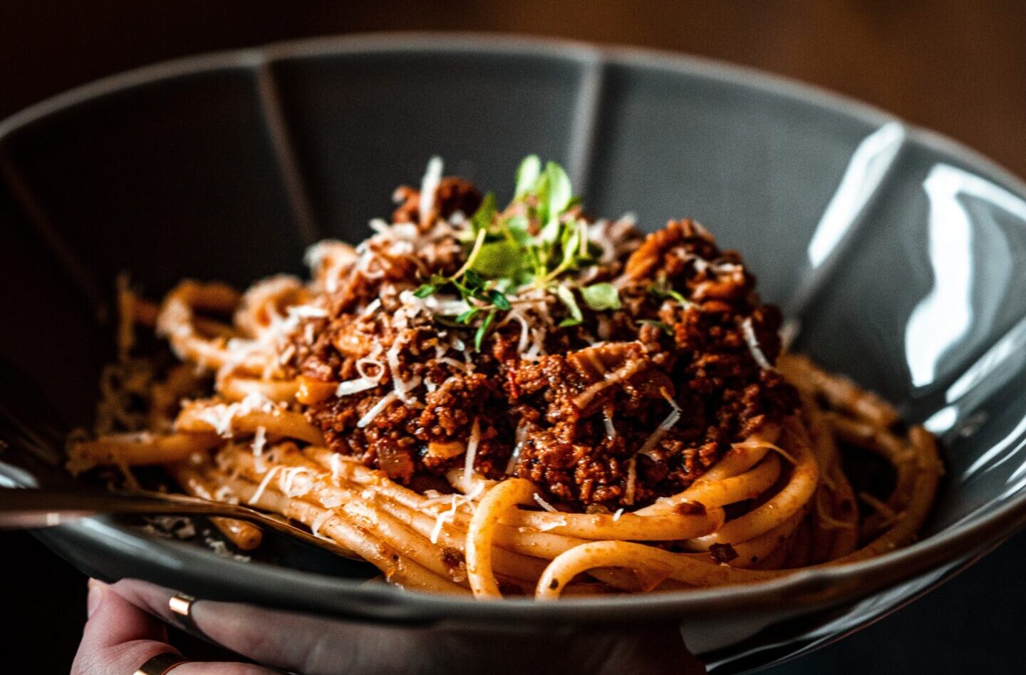 Bilden visar en tallrik med en pastarätt. Italiensk mat är känt för att vara väldigt god och hos en italiensk restaurang i Göteborg kan du uppleva detta på italiensk buffé, catering, eller via tapas.