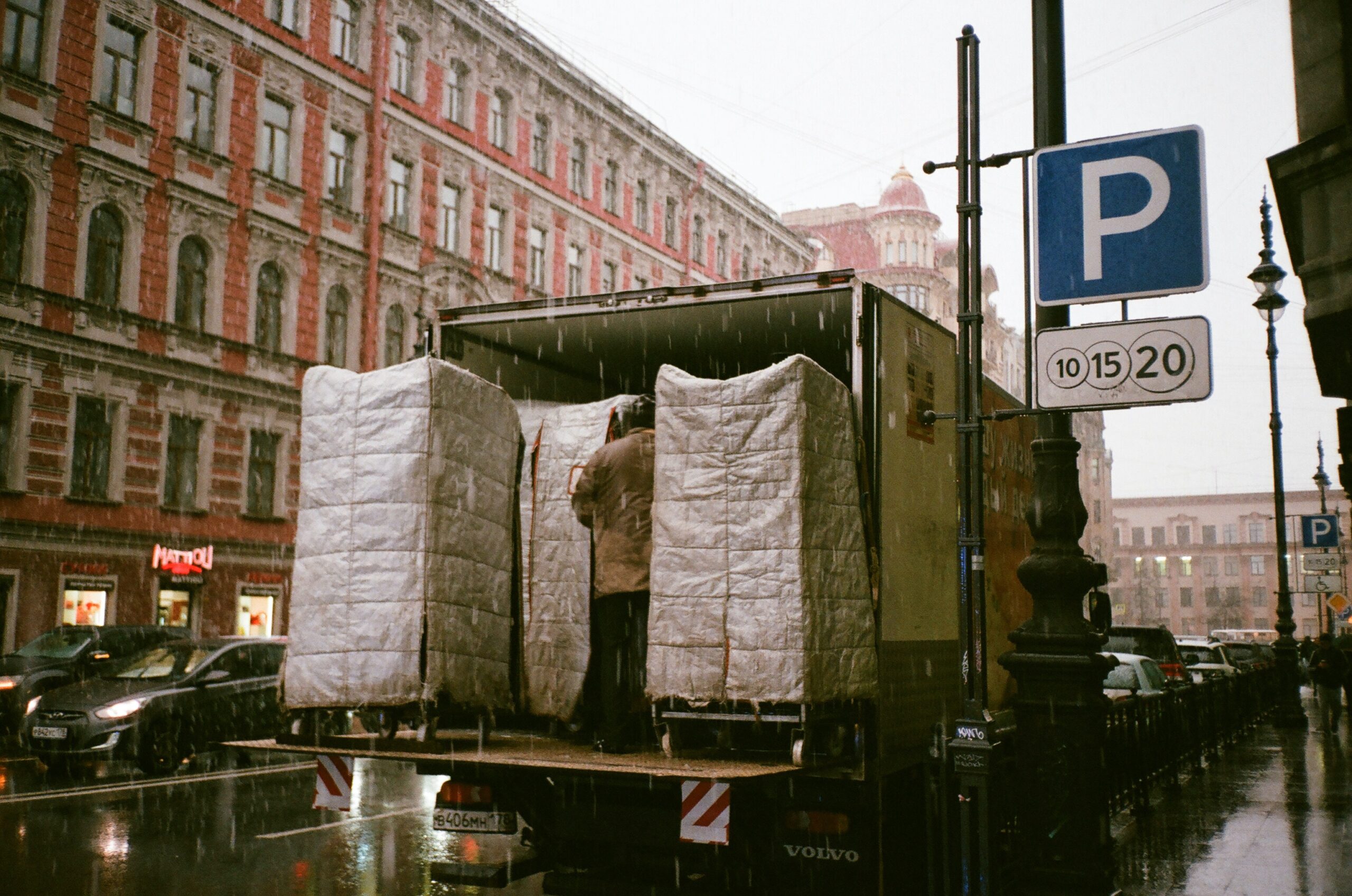 Bilden visar en lastbil som lastar gods. Expressleveranser kan nu ske både inom Sverige och internationellt.