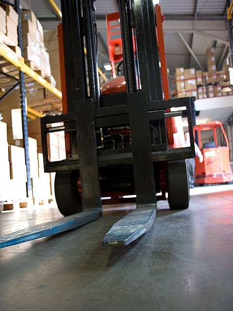 Bilden visar en gaffeltruck. Truckar som motviktstruckar passar för både lager och industri.