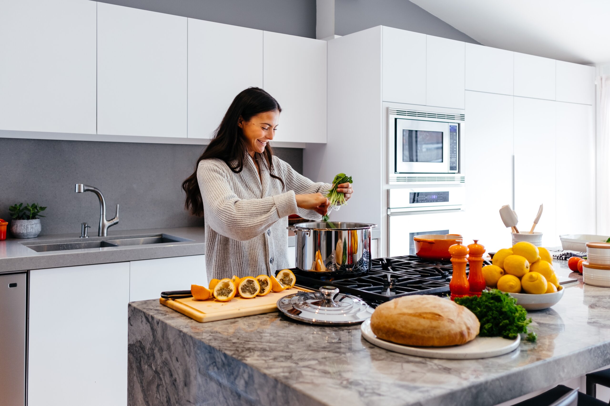 Bilden visar en person som lagar mat i köket. Hälsotester kan hjälpa dig vidare för att hålla koll på din hälsa.